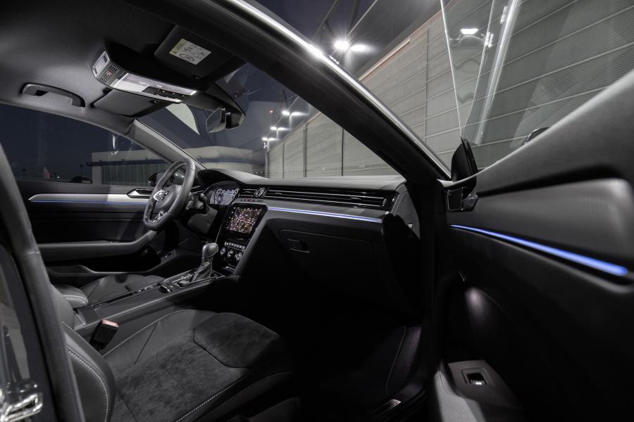 Интерьер Volkswagen Arteon 4Motion R-Line 2017 года  (WW) (фото 9 из 30)